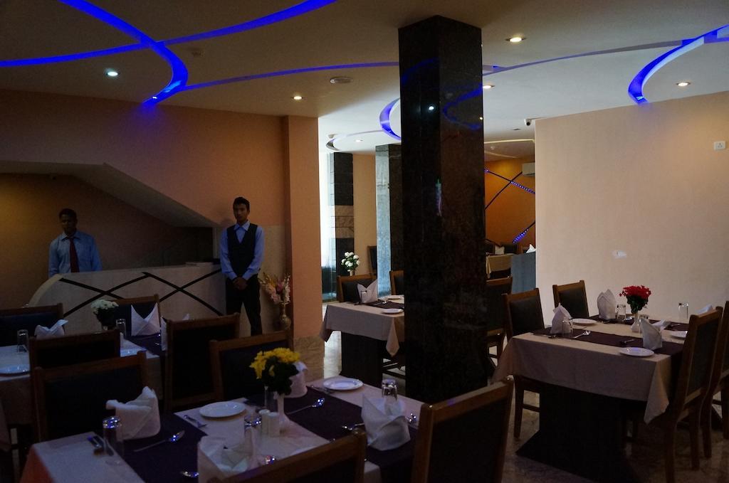首都o 61047高速路宫殿酒店 古瓦哈提 外观 照片